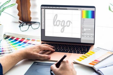 logo minimalis vs logo detail