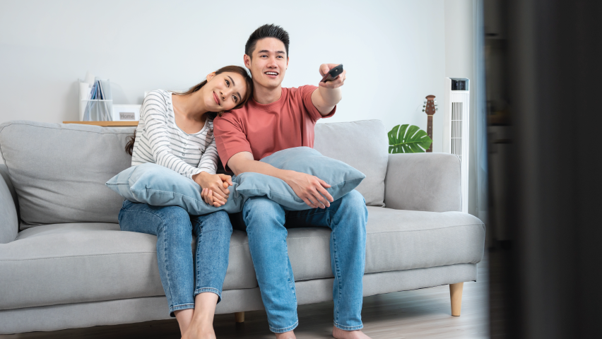 Mau Nonton Film Romantis di Rumah? Lakukan Ini agar Suasana Tambah Mengesankan