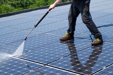 perawatan panel surya rutin