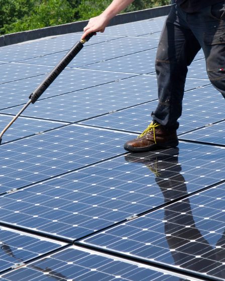 perawatan panel surya rutin