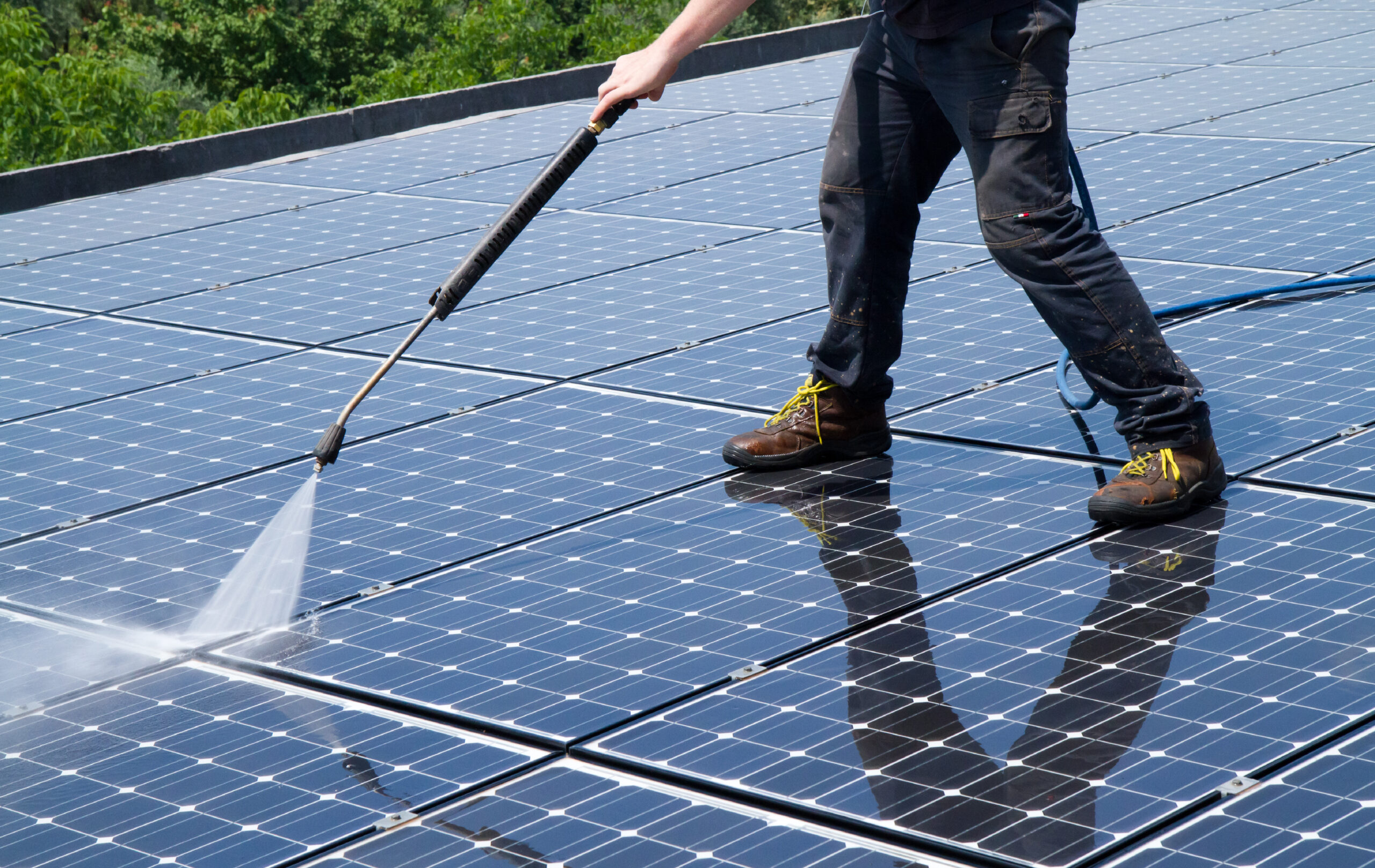 perawatan panel surya rutin